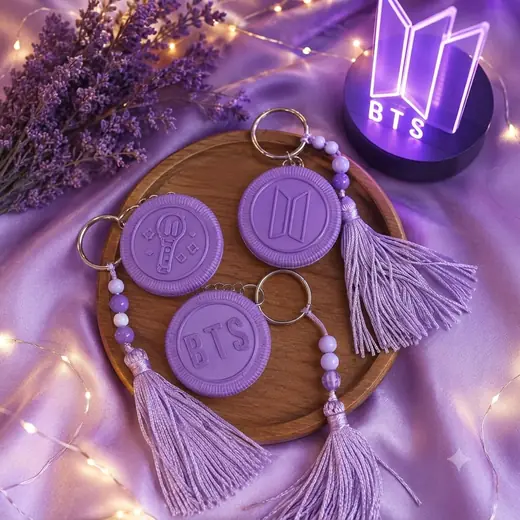 Chaveiro medalha BTS roxo